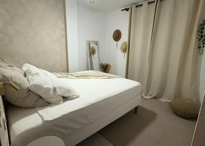 Penthouse Retreat With Pool شقة